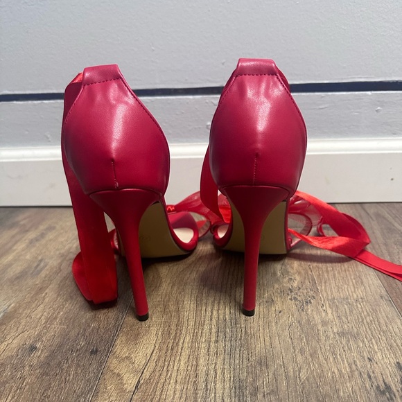 4 inch red heels with bow - Picture 4 of 6